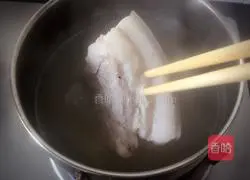 Illustration of how to cook twice-cooked pork with green garlic 4