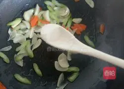 Illustration of how to stir-fry celery and lilies 5