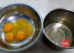 Illustration of how to make red yeast cream cake roll 2