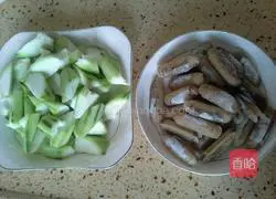 Illustration of how to make stir-fried razor clams with loofah 2