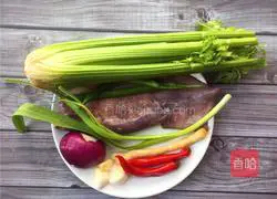 How to stir-fry squid with celery and pickled pepper Illustration of how to do it 1