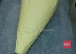 Illustration of how to make strawberry jam and cream cake sandwich 8