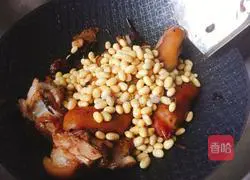 Illustration of how to cook pig's trotters with soybeans 14