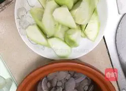 Illustration of how to make fried clams with loofah 1