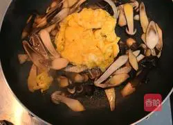 Illustration of how to make scrambled eggs with black mushrooms 6