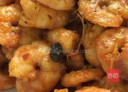 Illustration of how to stir-fry shrimps with Dougu spicy sauce 3