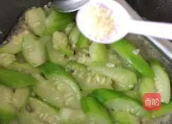 Illustration of how to stir-fry loofah 6