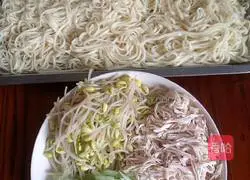 Chicken shreds Illustration of making cold noodles 7
