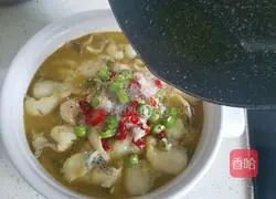 Illustration of how to make pickled fish in golden soup 12