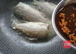 Illustration of how to make barbecue-flavored braised fish 7