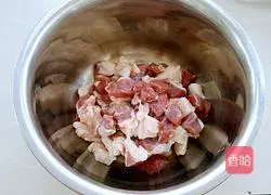 Illustration of how to make toothpick mutton skewers 2