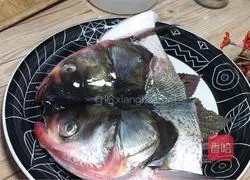Illustration of how to make steamed fish head with perilla 6