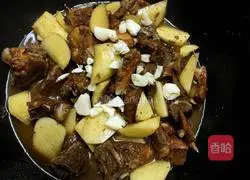 Illustration of how to cook pork ribs with small potatoes 8