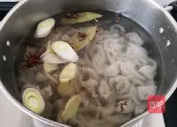 Illustration of how to make lean pork rind jelly 3