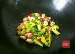 Illustration of how to make fried shrimps with broccoli 8
