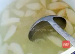 Illustration of how to make Sydney Pear, Tremella and Lotus Seed Soup 4