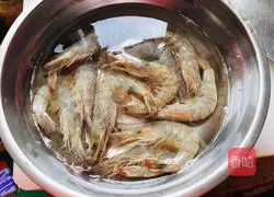 Illustration of how to make garlic shrimp 1