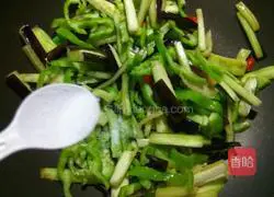 Illustration of how to make spicy fried eggplant shreds 8