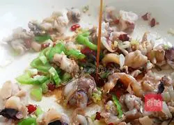 Illustration of how to stir-fry squid neck 10