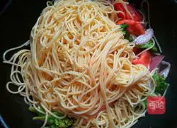 Illustration of how to make vegetarian fried pasta 8