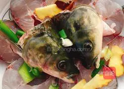 Illustration of how to make pickled pepper and garlic fish 3