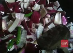 Stir-fry onions Illustration of how to make twice-cooked pork 5