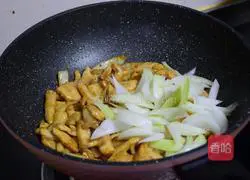 Illustration of how to make fried onions with chicken fillet in oyster sauce 5