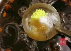 Minnan black beans, eucommia and squid stew Illustration of how to make pig tail 7