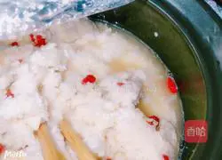 Illustration of how to nourish glutinous rice with wolfberry lily 11