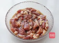 Illustration of how to make Northeastern eggplant with meat slices 1