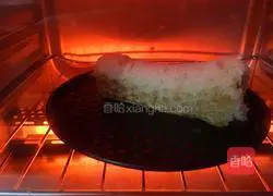 Illustration of how to make banana toast rolls 6