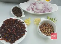 Illustration of how to make spicy chicken with dried pepper 5