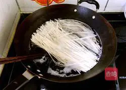 Illustration of how to make strange-flavored chicken shredded cold noodles 6