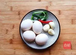 Illustration of how to mix eggs with garlic paste 1