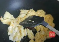 Illustration of how to make spinach and scrambled eggs 3