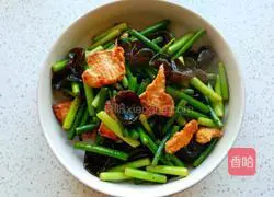 Illustration of how to make fried meat with garlic sprouts and fungus 6