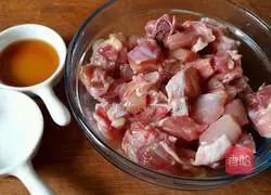 Dry stir-fry Illustration of how to make spicy chicken diced 1