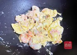 Illustration of how to make fried leeks with shrimps and eggs 7