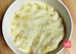 Illustration of how to make bacon, potato and rice pizza 8