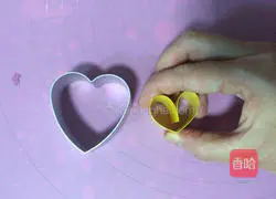 Illustration of how to make heart-shaped two-color cookies 2