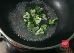 Illustration of how to make preserved meat clay pot rice 3