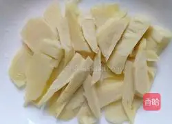 Illustration of how to make steamed bacon with winter bamboo shoots 4
