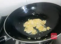 Illustration of how to make fried eggs with tomato sauce 3