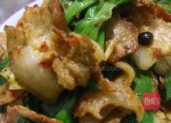 Illustration of how to make traditional twice-cooked pork (twice-cooked with garlic sprouts) 8