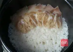 Illustration of how to make double-cured clay pot rice 7