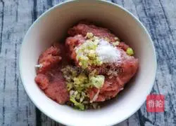 Illustration of how to wrap shrimps in wonton skins 3