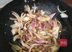Illustration of how to make fried beef with onions 15
