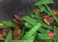 Illustration of how to make fried sausages with snow peas 10 