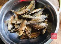 Illustration of how to cook small crucian carp with bean paste 3