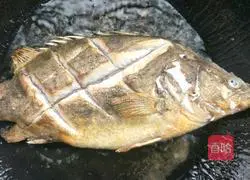 Illustration of how to make pan-fried stinky mandarin fish 6